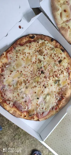Pizza au fromage et jambon cuite au feu de bois